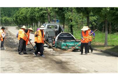江陵縣工業(yè)園干道原料漏撒，美保環(huán)境快速出動(dòng)清理