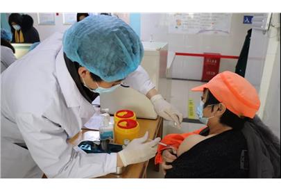 富順項(xiàng)目首批60余名環(huán)衛(wèi)工人接種新冠病毒疫苗